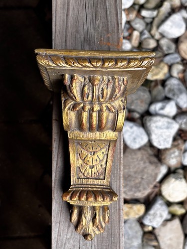 Single ornate wall - single, corbel